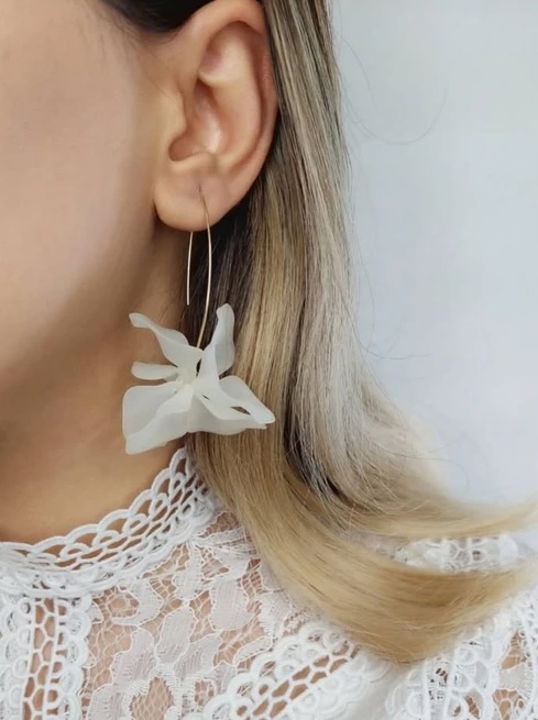 گوشواره زنانه طرح گل سه رنگ صورتی سفید بنفش ضدحساسیت