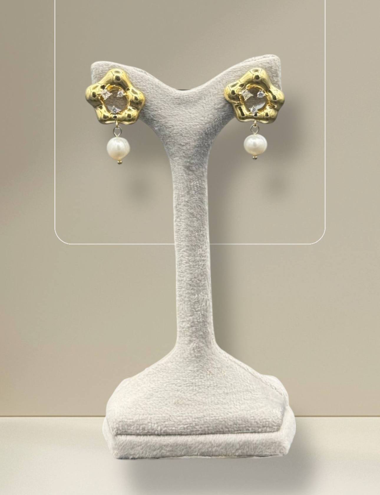 گوشواره زنانه آبکاری رادیوم مدل ستاره‌ای با اویز مروارید