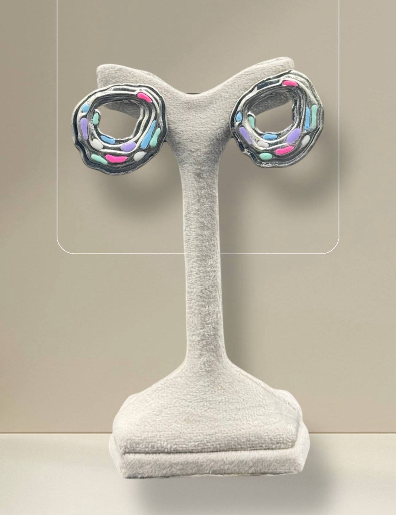 گوشواره زنانه با طراحی میناکاری دو رنگ طلایی و نقره‌ای