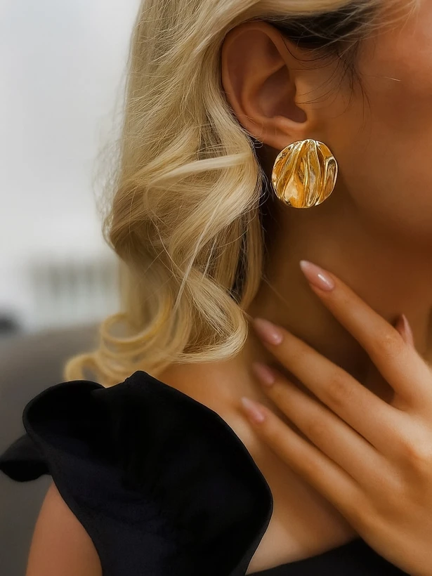 گوشواره زنانه دایره‌ای موج‌دار آبکاری رادیوم دو رنگ طلایی و نقره‌ای