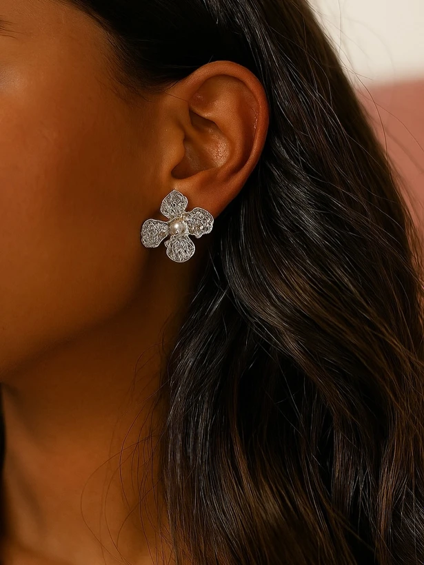 گوشواره زنانه آبکاری رادیوم طرح گل رنگ ثابت و ضد حساسیت