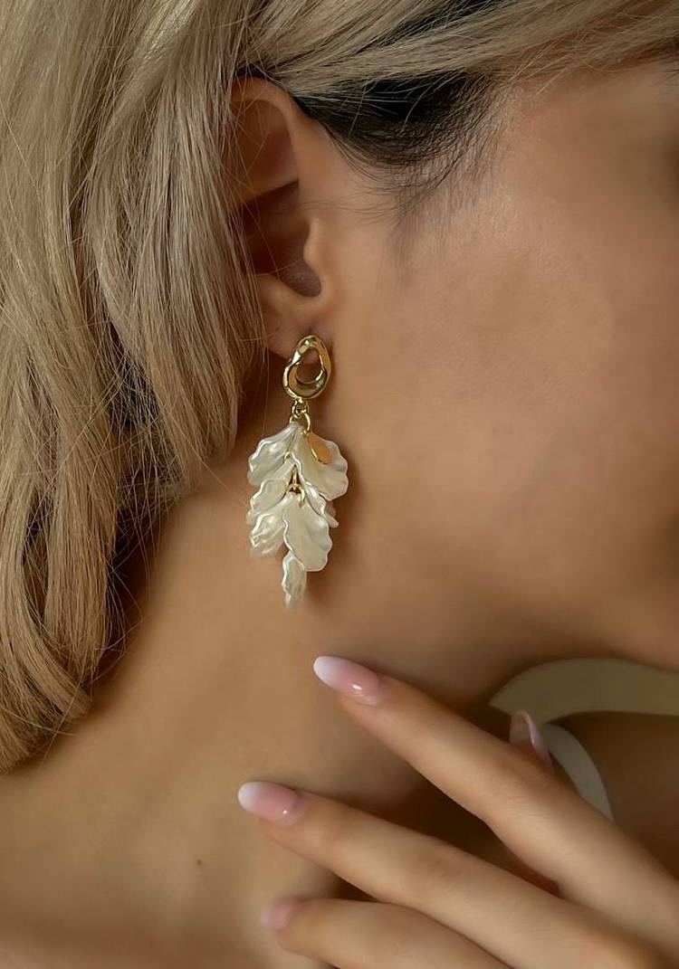 گوشواره زنانه آبکاری رادیوم  مدل لایه‌لایه صدفی با اتصال طلایی